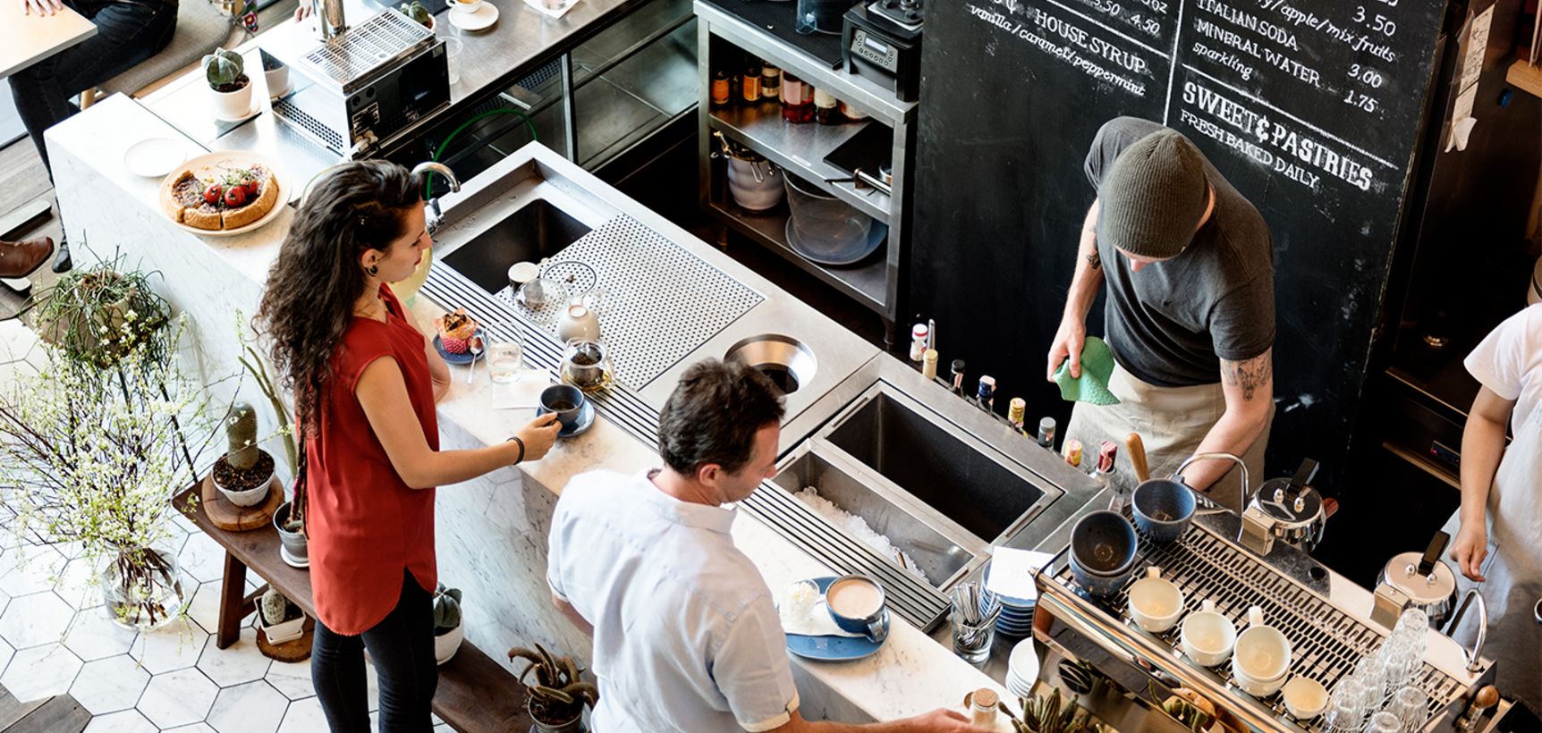 Soluci%c3%b3n_de_audio_ambiental_y_voceo_para_bares__restaurantes_y_tiendas_retail_jbl_professional_inteligos_mexico_bocinas